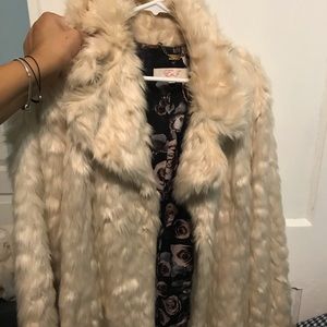 Gorgeous FAUX fur ivory coat
